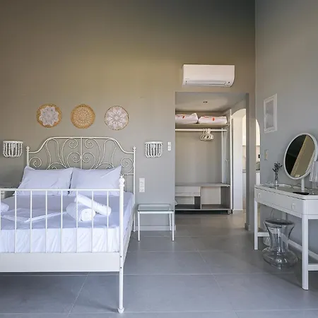 Electra Beachfront Suites, 3*