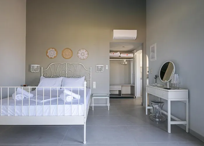 Electra Beachfront Suites, 3*