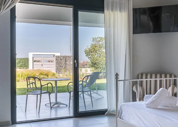 Electra Beachfront Suites, 3*