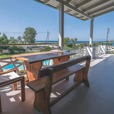 아파트호텔 Electra Beachfront Suites, 네아 이라클리아