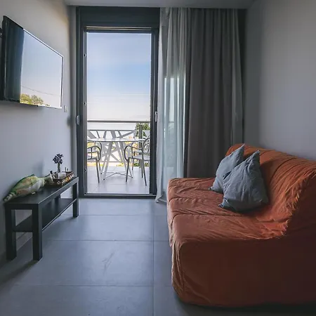 Electra Beachfront Suites, 네아 이라클리아