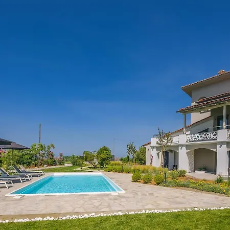 Electra Beachfront Suites, 아파트호텔 *
