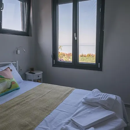 Electra Beachfront Suites, * 네아 이라클리아
