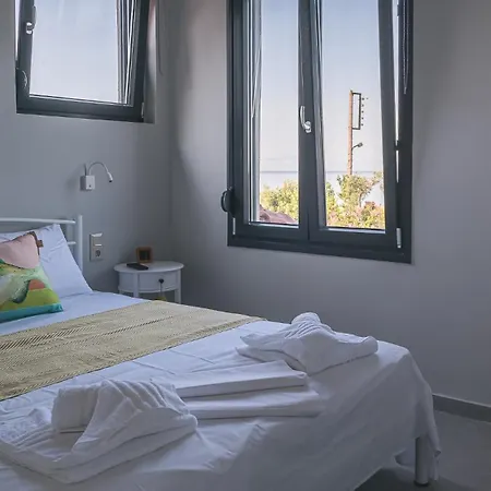 Electra Beachfront Suites, شقة فندقية نيا إيراكليا