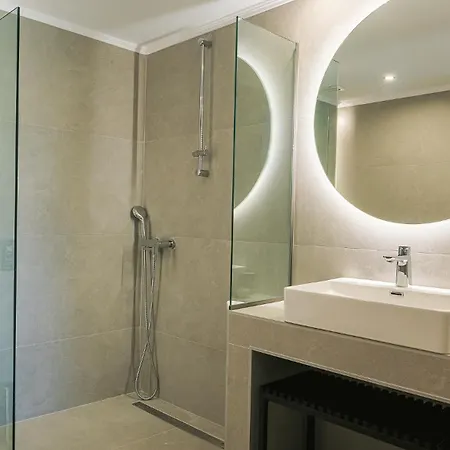 Electra Beachfront Suites, شقة فندقية