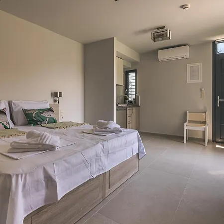 Electra Beachfront Suites, شقة فندقية