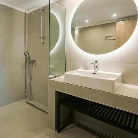 شقة فندقية Electra Beachfront Suites, 3*