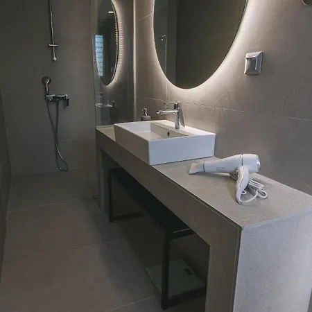 Electra Beachfront Suites, شقة فندقية نيا إيراكليا