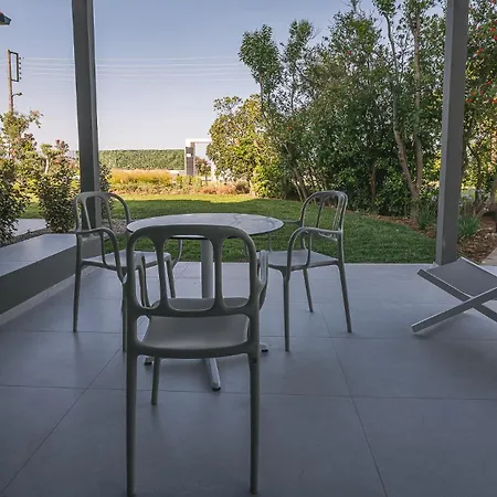 מלון דירות Electra Beachfront Suites, 3*