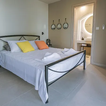 Electra Beachfront Suites, מלון דירות ניאה אירקליה