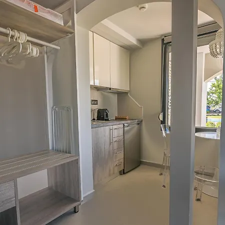 Electra Beachfront Suites, نيا إيراكليا