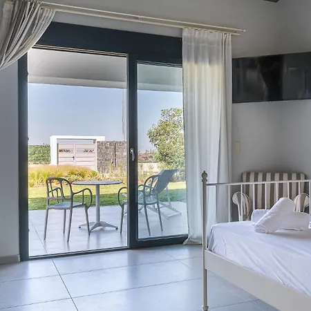 Electra Beachfront Suites, 3*