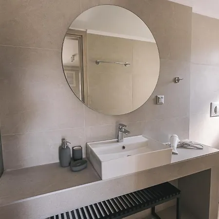 Electra Beachfront Suites, نيا إيراكليا