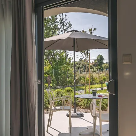 شقة فندقية Electra Beachfront Suites, 3*