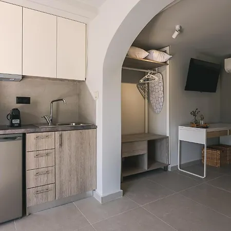 Electra Beachfront Suites, شقة فندقية نيا إيراكليا