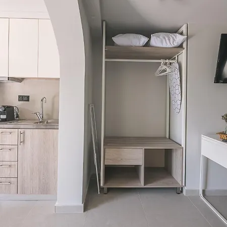 شقة فندقية Electra Beachfront Suites, 3*