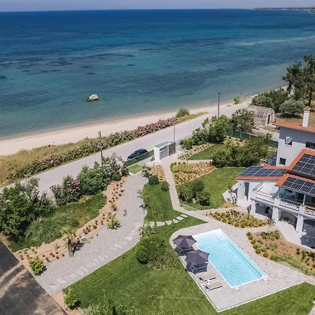 Electra Beachfront Suites, نيا إيراكليا