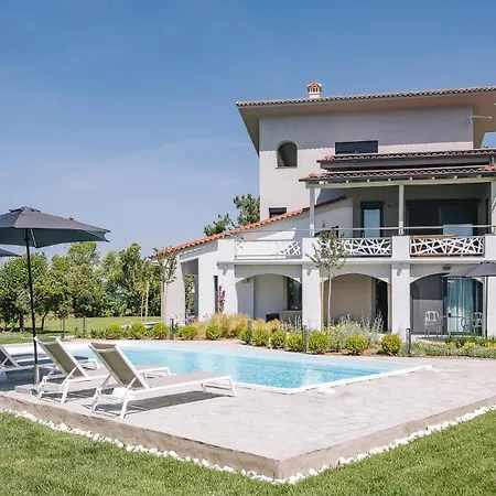 Electra Beachfront Suites, شقة فندقية